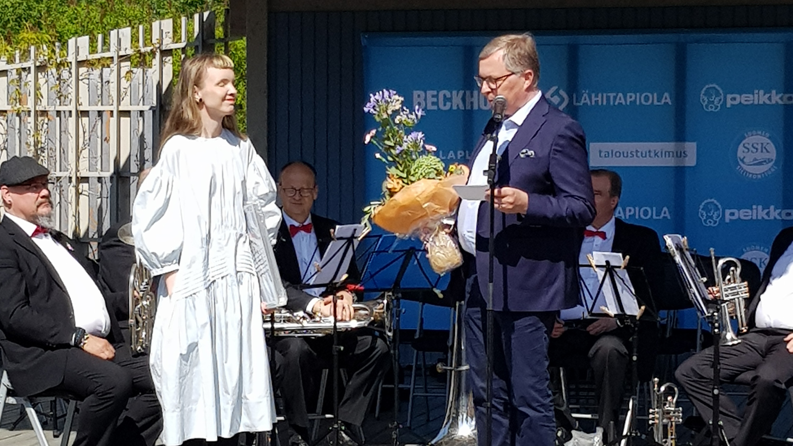 salmelan-taidekeskuksen-avauksessa-musiikin-voimaa-n-yttelyss